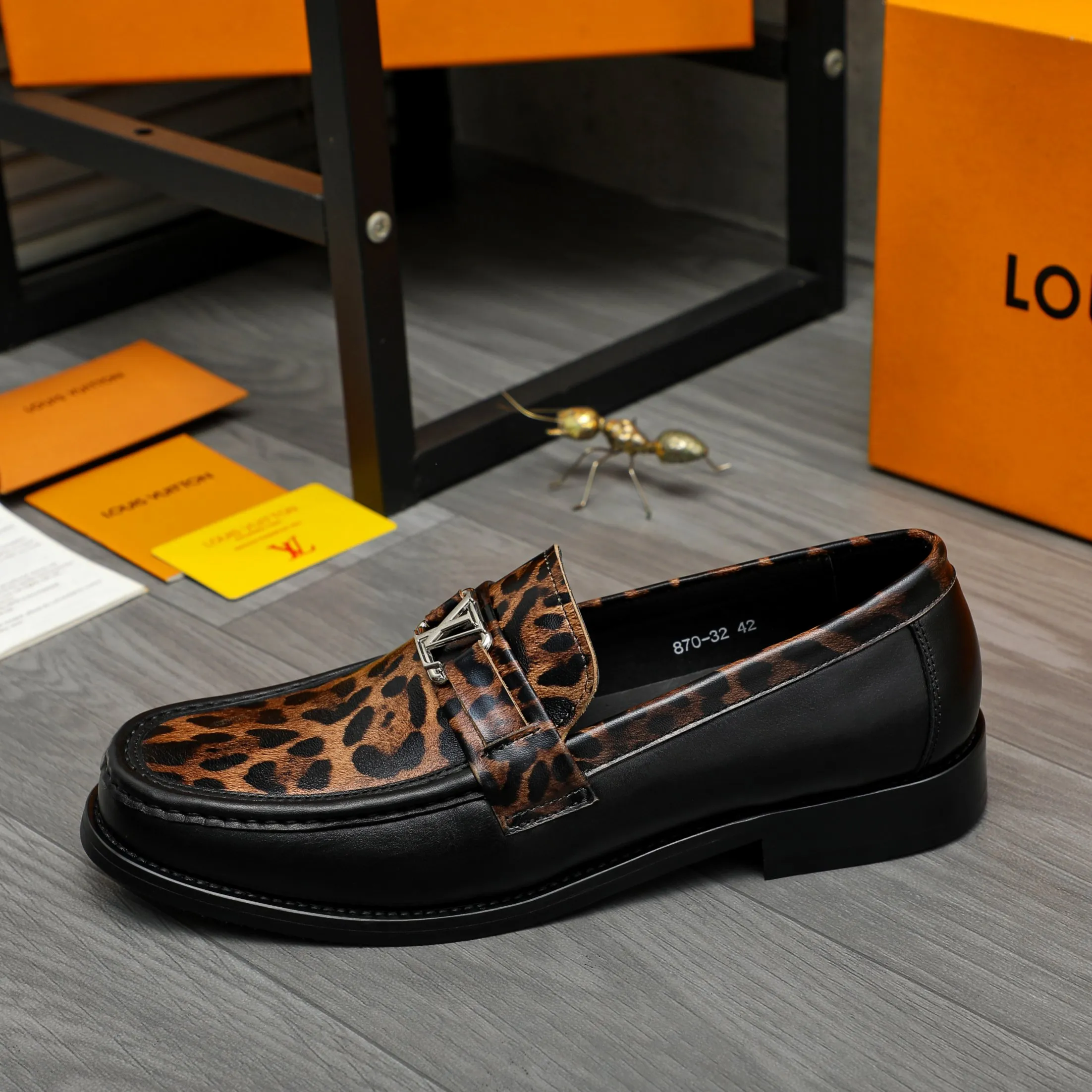 Men's shoes 💰p460 Product trademark: LV "Louis Vuitton" business slip-on leather shoes Regular size: 39-45 (45 is custom-made and non-returnable) Product materials: Selected leopard print cowhide stitching upper, cowhide lining, original rubber outsole